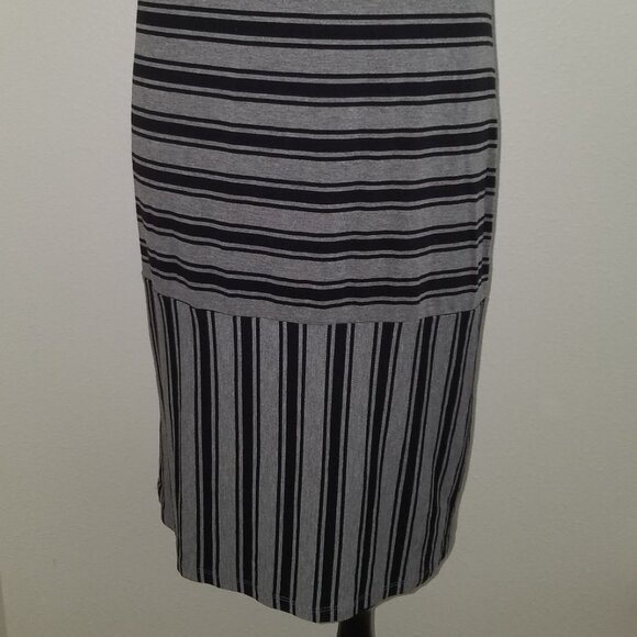 NWT LulaRoe Julia Dress Size Medium Black Gray Stripes Horizontal Vertical - Picture 3 of 10